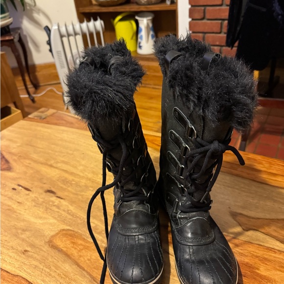 Sorel Black Winter Boots with Fur Trim used once size 10 in like new condition - Picture 9 of 11